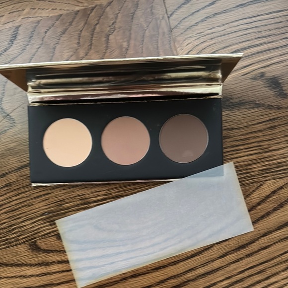 ICONIC London Bronzer & Contour Palette for a Sculpted Glow - Picture 4 of 9